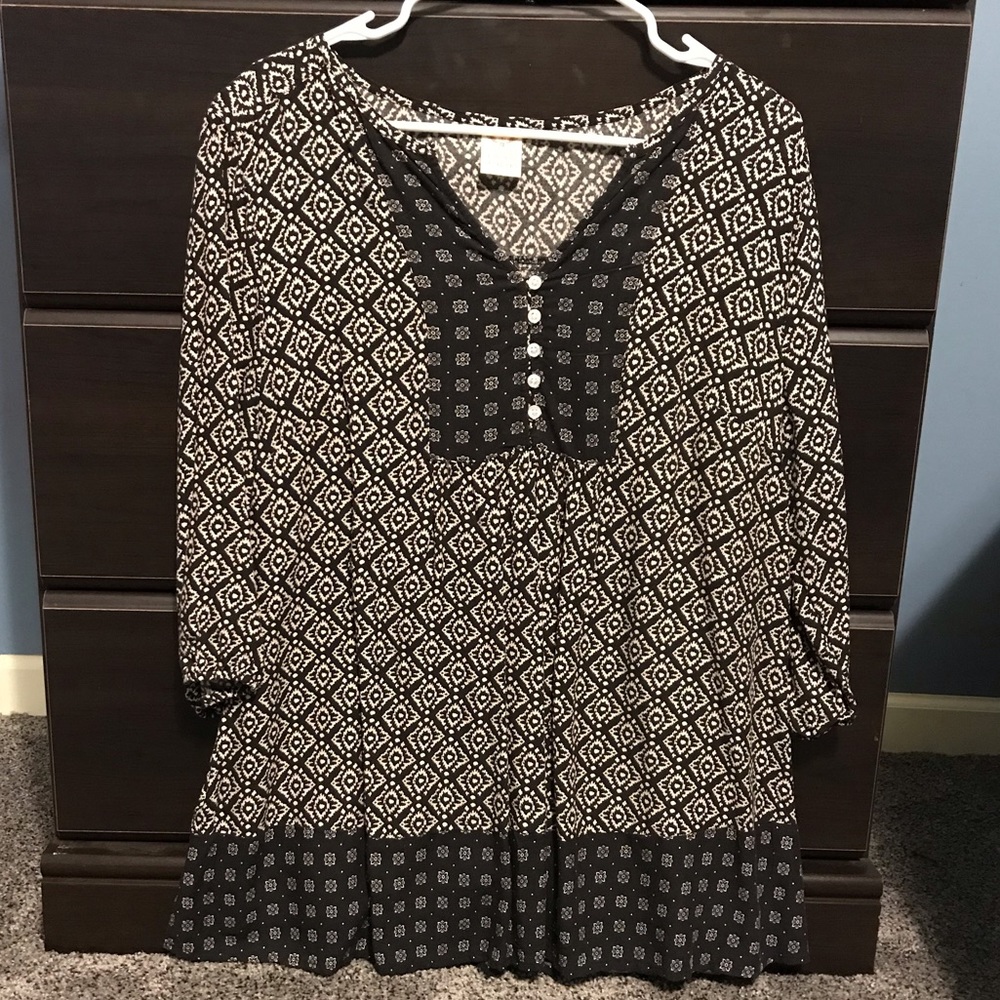 black and white quarter button down blouse